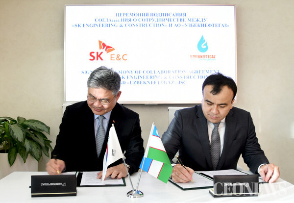 SK건설이 지난 4월18일 우즈베키스탄 국영석유가스공사인 UNG와 6억 달러 규모의 부하라(Bukhara) 정유공장의 현대화를 위한 협약을 체결했다. 안재현 SK건설 사장(왼쪽)과 시디코프 UNG 회장이 협약서에 서명을 하고 있다. (사진=SK건설)
