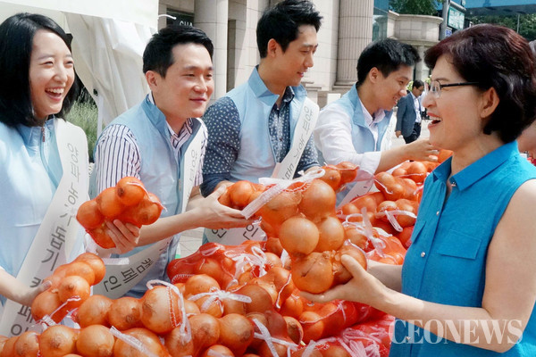 현대백화점그룹, 공급과잉 양파와 감자 소비 촉진 위해 '무한담기' 행사