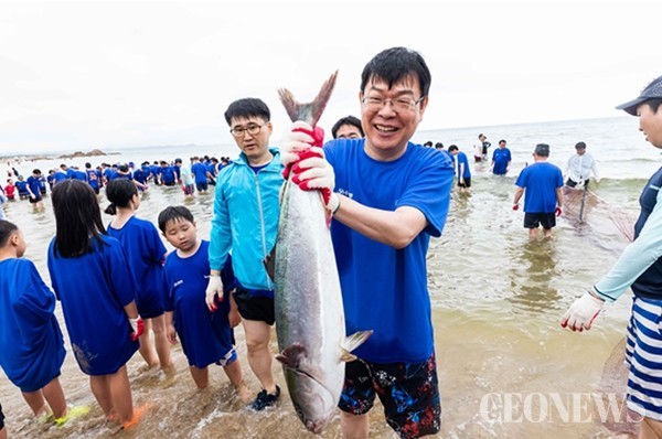 Sh수협은행 제18회 사랑海 썸머페스티벌’에 참가한 고객 가족이 ‘맨손 물고기잡기’ 를 체험했다.