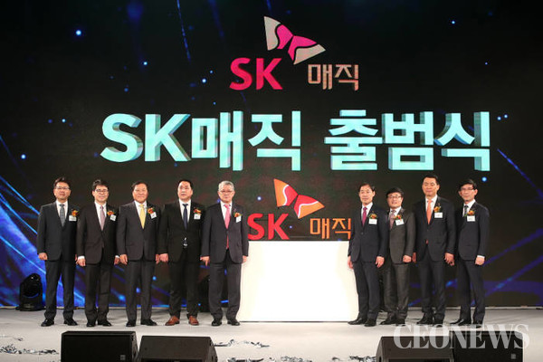 SK 매직 출범행사 후 최신원 회장 (왼쪽에서 다섯번째), 박상규 SK네트웍스 총괄사장 (왼쪽에서 두번째), 강경수 SK매직 대표이사 (오른쪽에서 네번째)와 주요 임원이 기념촬영을 하고 있다.