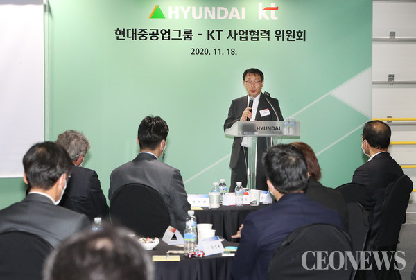 KT 구현모 대표가 사업협력위원회에서 소감을 말하고 있다.