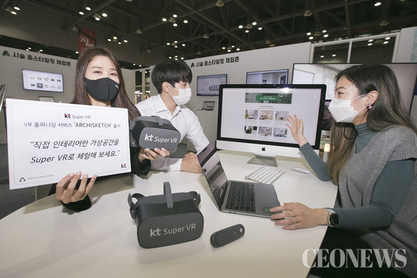 19일 일산 킨텍스에서 열린 한국국제가구 및 인테리어산업대전에서 행사 관계자가 KT 슈퍼VR 기반의 VR 홈퍼니싱 서비스 ‘아키스케치’를 소개하고 있는 모습