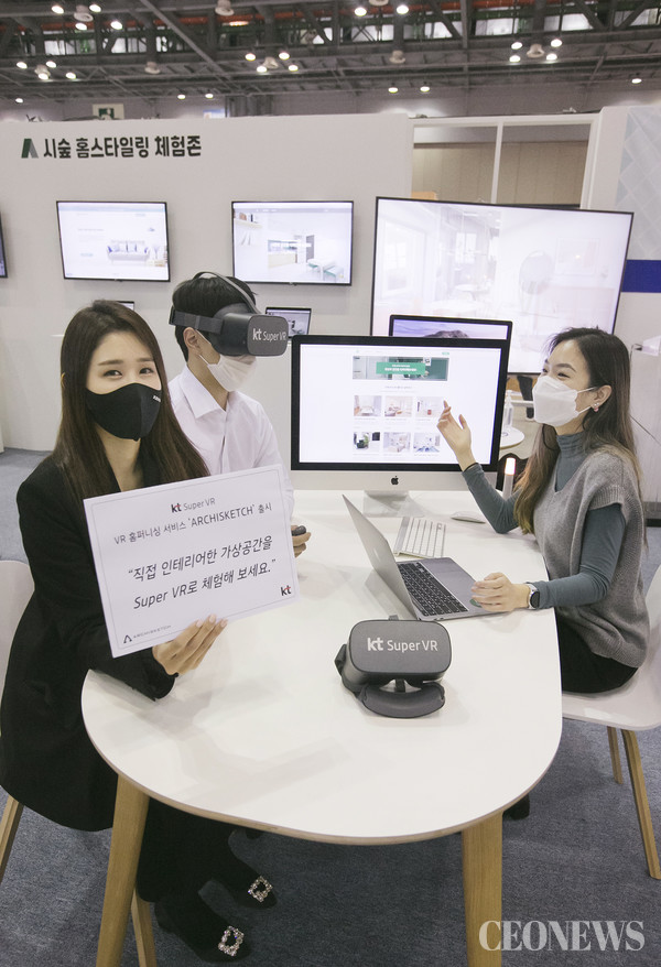 19일 일산 킨텍스에서 열린 한국국제가구 및 인테리어산업대전에서 행사 관계자가 KT 슈퍼VR 기반의 VR 홈퍼니싱 서비스 ‘아키스케치’를 소개하고 있는 모습