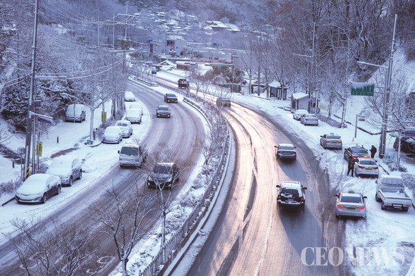 겨울철(1-2월) 눈이 내린 뒤 도로 상황 (사진=도로교통공단)