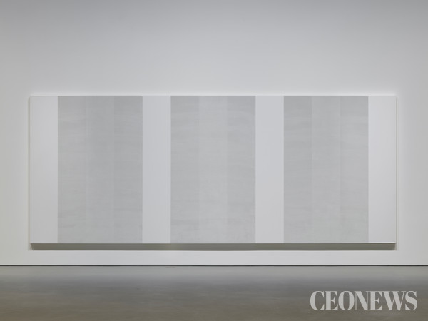 Mary Corse_Untitled (White Multiple Inner Band)(2003)(사진=아모레퍼시픽미술관)