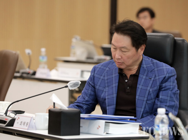 최태원 SK그룹 회장이 경기도 이천시 SKMS연구소에서 개최된 ‘2020 확대경영회의’에 참석, 기업가치 제고 방안에 관한 발표를 경청하면서 자료를 살펴보고 있다. (사진=SK그룹)