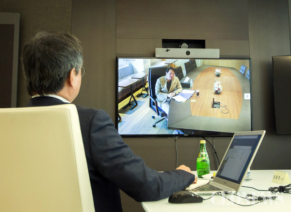 최태원 SK 회장은 지난 24일 화상회의로 열린 수펙스추구협의회에 참석, “코로나19로 인한 어려움이 가중되는 것을 보면서 그동안 SK가 짜놓은 안전망이 더 이상 유효하지 않다는 것을 목격하고 있다”며 “’잘 버텨보자’는 식의 태도를 버리고 완전히 새로운 씨줄과 날줄로 안전망을 짜야 할 시간”이라고 밝혔다.(사진=SK그룹)