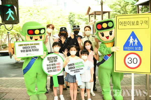 지난 6월 도로교통공단은 민식이법 시행 3개월을 맞아 서울 송파구 어린이교통공원에서 스쿨존 교통안전 캠페인을 진행했다. (사진제공=도로교통공단)