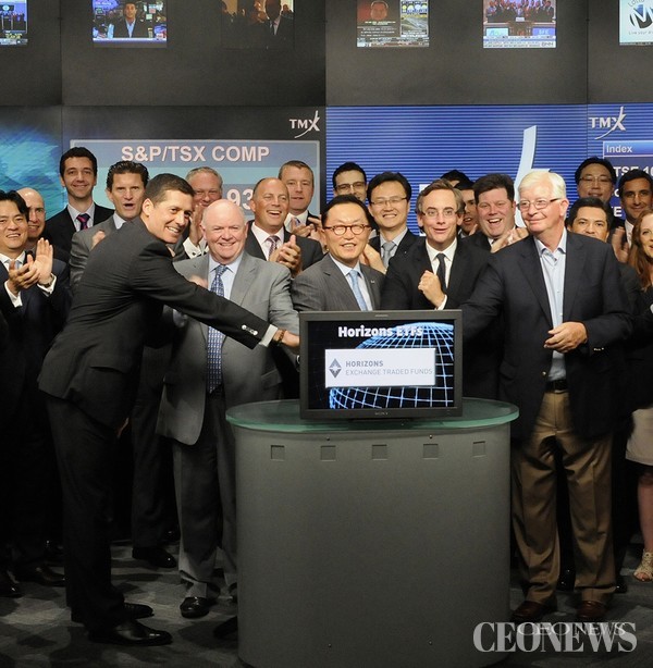 2011년 캐나다 상장지수펀드(ETF) 운용사인 ‘호라이즌 ETFs’를 인수하는 주식매매계약을 체결하고 기념 촬영을 하고 있다.(사진=미래에셋금융그룹)