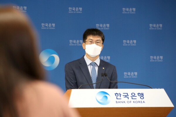 황상필 한국은행 경제통계국장이 6일 오전 서울 중구 한국은행에서 2021년 6월 국제수지(잠정)의 주요 특징을 설명하고 있다
