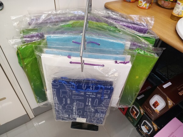서울구치소에서 출소한 사람들은 가까운 편의점에서 소지품을 담은 구치소용 녹색가방을 버리고 종이가방을 우선 구매한다고 한다.(사진=CEONEWS)