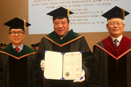 서정진 셀트리온 회장(가운데)이 2016년 8월24일 충북대학교로부터 명예약학 박사학위를 받았다(사진=셀트리온)