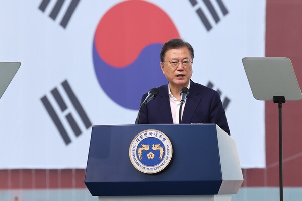문재인 대통령이 9일 경남 거제시 삼성중공업에서 열린 K-조선 비전 및 상생 협력 선포식에서 발언하고 있다(사진=청와대)