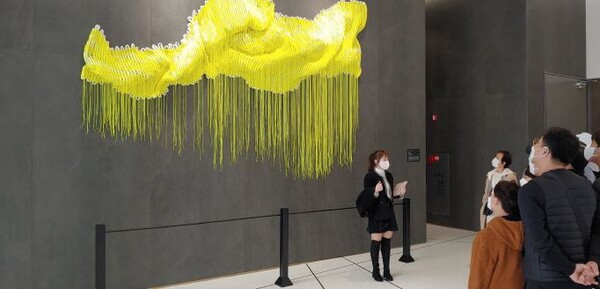 광명 유플래닛에서 열린 아트 투어에서 도슨트가 관람객들에게 미술품을 설명하고 있다.(사진= 태영건설)