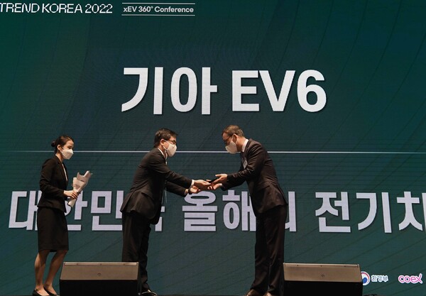 기아, xEV 트렌드 코리아 2022 EV6 수상 모습(사진=기아자동차)