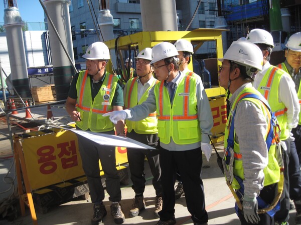 현대건설 정수현 당시 사장이 2015년 건설현장에서 안전 위해요소를 점검하고 있다(사진=현대건설)
