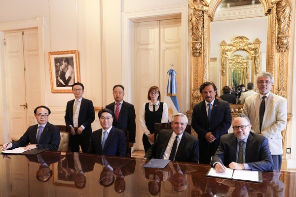 최정우 포스코그룹 회장이 21일(현지시간) 페르난데스 아르헨티나 대통령을 만나 리튬사업에 대한 현안을 설명하고 향후 추진할 사업 계획에 대한 지속적인 협력 방안을 논의했다(사진=포스코그룹)