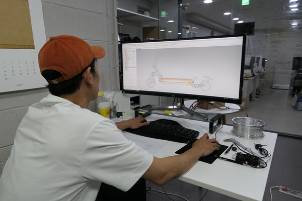 장용욱 대표가 슬랙 설계에 매진하고 있다(사진=이주형 기자)