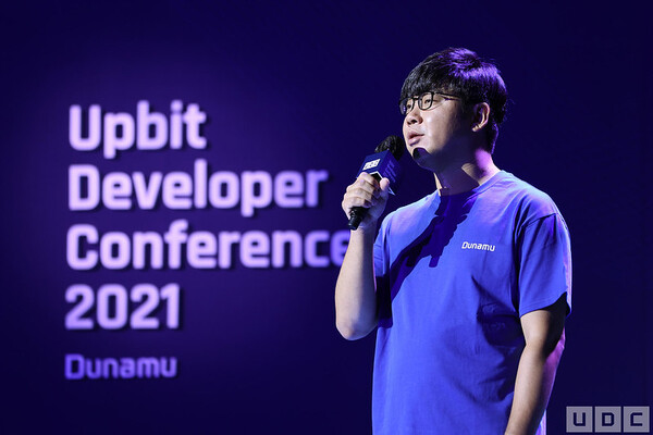 업비트 개발자 컨퍼런스 2021 에서 송치형 회장이 발표하고 있다(사진=두나무)