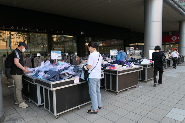 서울역에 있는 한 옷가게에서 고객들이 옷을 살펴보고 있다(사진=이주형 기자)