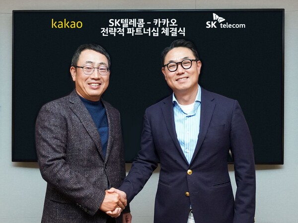 카카오 여민수 공동대표(오른쪽)와 SK텔레콤 유영상 사업부장이 3,000억 원 규모의 주식을 교환하고, 미래ICT분야에서 사업 협력을 추진하는 전략적 파트너십을 체결했다(사진=SKT)