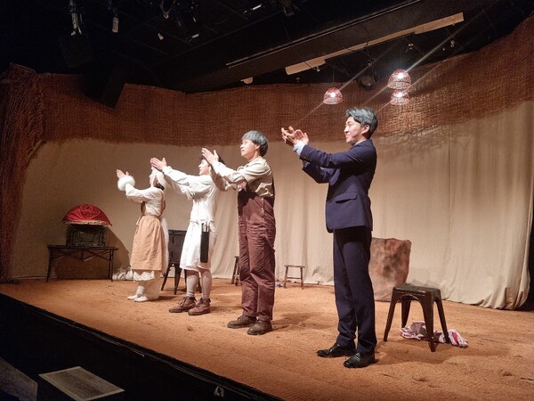 연극 파수꾼의 배우들이 커튼콜에서 관객에게 박수를 보내고 있다(사진=최재혁 기자)