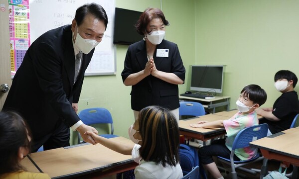 윤석열 대통령은 참신나는학교 지역아동센터를 방문해 종사자와 대화를 했다(사진=대통령실)