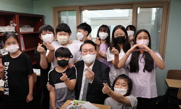 윤석열 대통령은 참신나는학교 지역아동센터 아이들과 기념사진을 촬영했다(사진=대통령실)