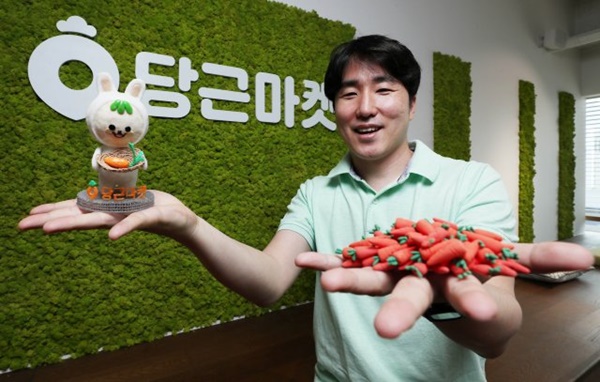 김용현 당근마켓 공동대표이사가 당근을 내밀고 있다(사진=당근마켓)