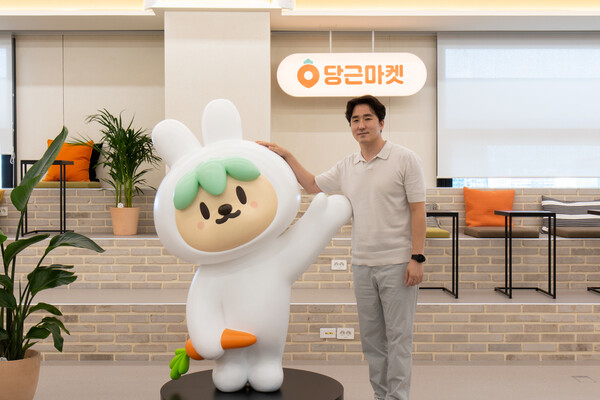 김용현 당근마켓 공동대표이사가 자사 마스코트와 함께 촬영 중이다(사진=당근마켓)