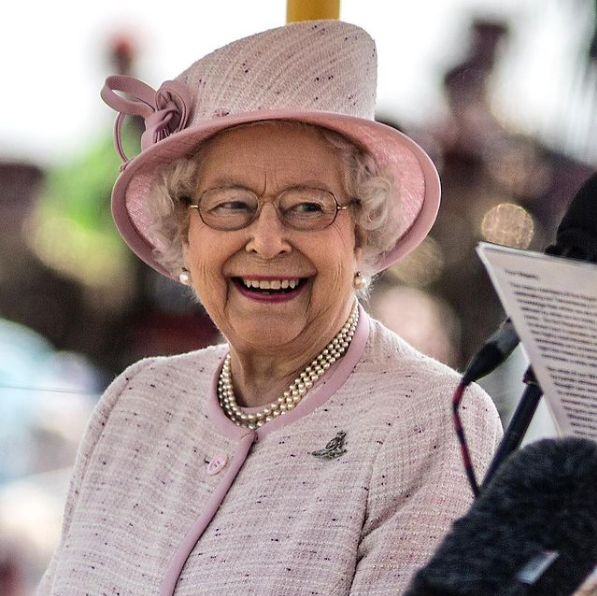 엘리자베스 2세 영국 여왕가 환하게 웃고 있다(사진=영국 왕실 SNS)