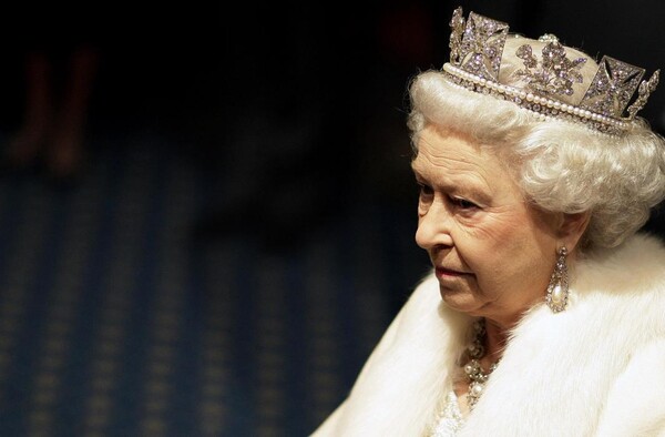 엘리자베스 2세 영국 여왕가 진중한 모습을 보인다(사진=영국 왕실 홈페이지)