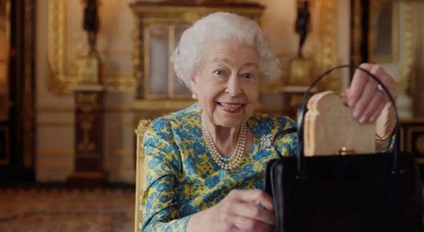 엘리자베스 즉위 70주년 기념 단편영화에 출연한 엘리자베스 2세 영국 여왕(사진=영국 왕실 공식 유튜브 갈무리)
