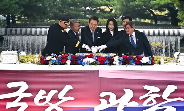 윤석열 대통령은 제74주년 국군의날 기념식 경축연에 참석해 기념사진을 촬영했다(사진=대통령실)