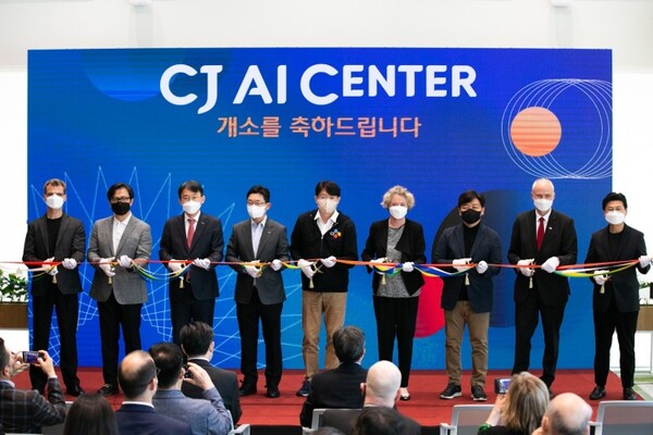 CJ AI센터 개소식에서 이치훈 센터장(가운데)를 비롯한 주요 참석자들이 테이프 커팅을 하고 있다(사진=CJ그룹)