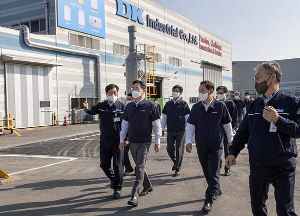 10월 28일 삼성전자 이재용 회장이 광주광역시에 위치한 삼성전자 협력회사 ‘디케이’를 방문했다(사진=삼성전자)