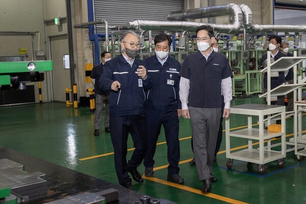 이재용 삼성전자 회장과 김보곤 디케이 대표(왼쪽에서 두번째)가 생산 라인을 둘러보고 있다(사진=삼성전자)