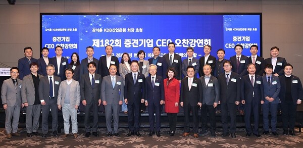 강영훈 KDB산업은행 회장은 4월 13일 콘래드서울호텔에서 한국중견기업연합회가 개최한 '제182회 중견기업 CEO 오찬 강연회'에서 CEO들과 기념사진을 찍고 있다. (사진=중견련)