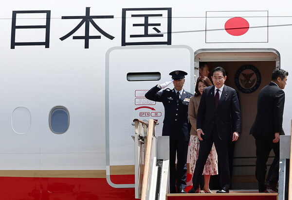 방한 일정을 마친 기시다 후미오 일본 총리가 8일 성남 서울공항에서 전용기에 오르고 있다(사진=연합뉴스)