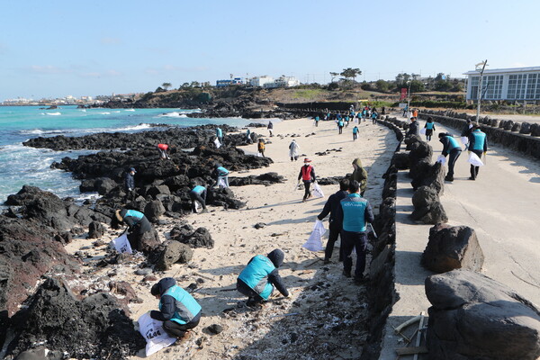 한국마사회 제주본부에서는 (사)제주올레와 손잡고 해양 쓰레기 수거 캠페인을 추진해 6개월간 10회에 걸쳐 총 333명이 환경정화활동에 나섰다. (사진=한국마사회 제공)