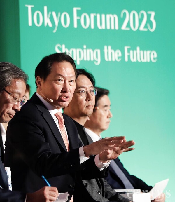 최태원 SK그룹 회장이 지난달 30일 일본 도쿄대에서 열린 '도쿄포럼 2023'의 비즈니스 리더스 세션에서 발언하고 있다. [사진=SK그룹 제공]