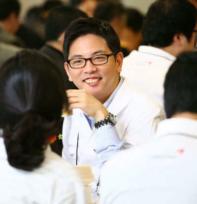 임직원들과 수줍어하면서도 적극적인 스킨십을 발휘하는 박세창 부회장. 사진은 금호타이어 부사장 시절의 모습이다. 