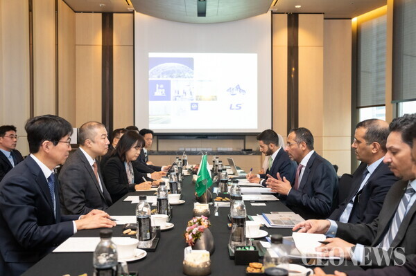 LS그룹과 사우디아라비아 산업광물부 산하의 국가산업개발센터(NIDC)가 지난 12일 서울 광화문에서사업 협력 및 진출을 위한 MOU를 체결했다.[사진=LS]