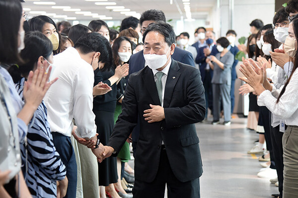 2022년 국민연금공단 김태현 이사장이 본부 부서를 방문해 직원들과 인사를 나누고 있다.