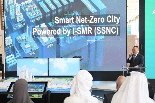 COP28에서 혁신형 SMR 기술과 SMR 스마트 넷제로 시티 론칭하는 황주호 사장.