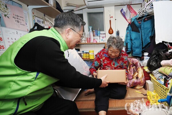 이한준 LH 사장이 영등포 쪽방촌을 방문해 겨울용품을 전달하고 있다.[사진=LH]