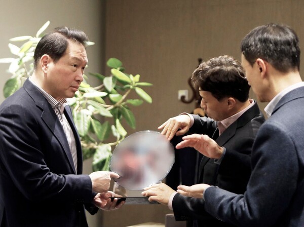 최태원(왼쪽) SK그룹 회장이 1월 4일 SK하이닉스 이천캠퍼스에서 곽노정 대표로부터 HBM웨이퍼와 패키지에 대한 설명을 듣고 있다.
