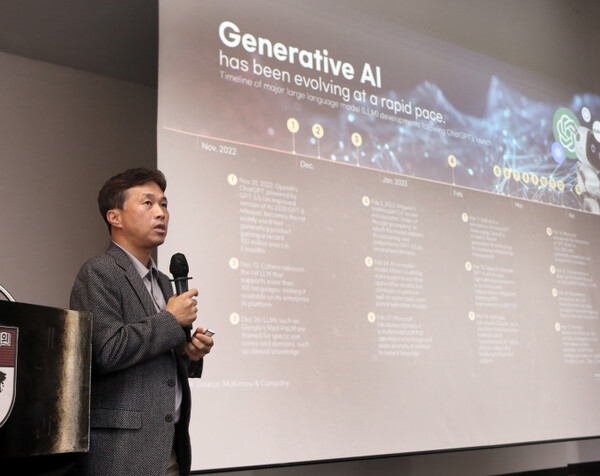 젊은 CEO 곽노정 대표가 고려대에서 '메모리 반도체의 비전과 인재 육성'이라는 주제로 특별강연을 진행하고 있는 모습.