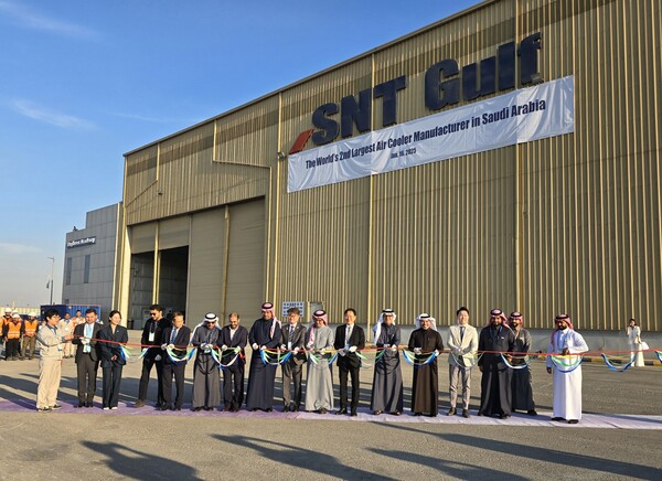 사우디 담맘에서 열린 SNT에너지의 현지법인 SNT걸프생산공장 2차 증설 공사를 마치고 기념식을 갖고 있다.
