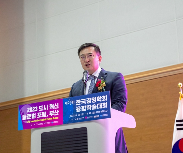 김남정 동원그룹 부회장이 2023년 한국경영학회 융합학술대회에서 대한민국 최우량기업대상을 수상하고 소감을 말하고 있다.
